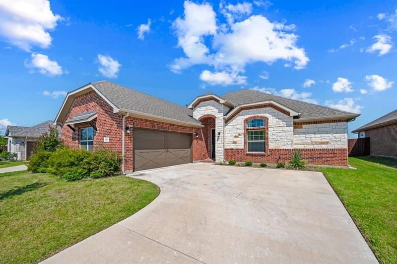 1303 Deer Hollow Drive, Arlington TX 76002
