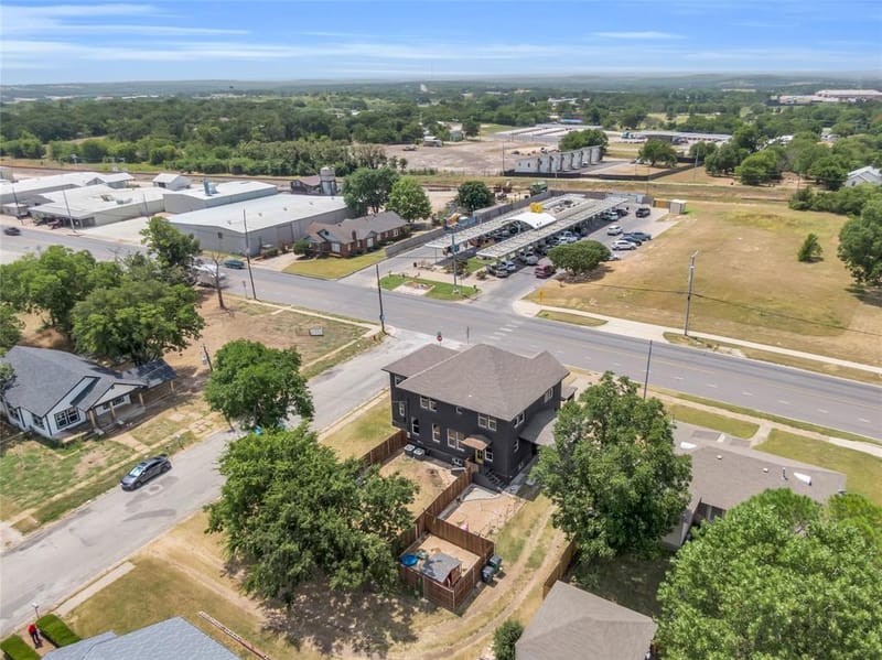 805 E Wise Street, Bowie TX 76230 - Photo 32
