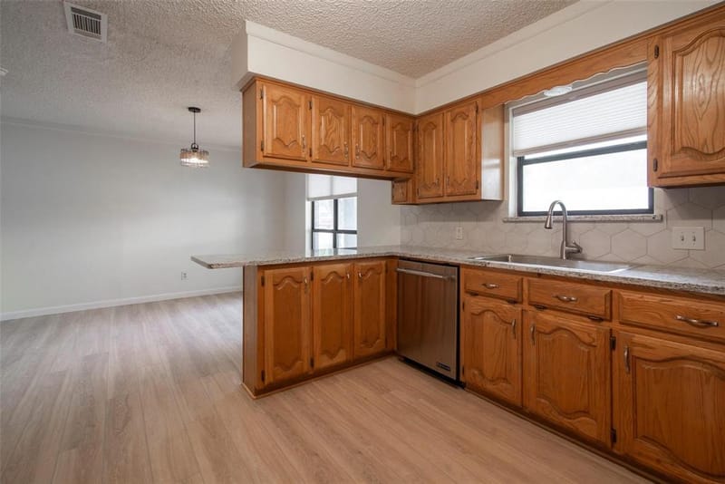 284 W San Antonio Street, Van Alstyne TX 75495 - Photo 6