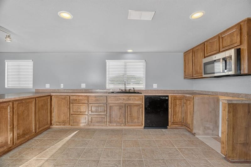 3205 Oak Hill Drive, Granbury TX 76048 - Photo 6