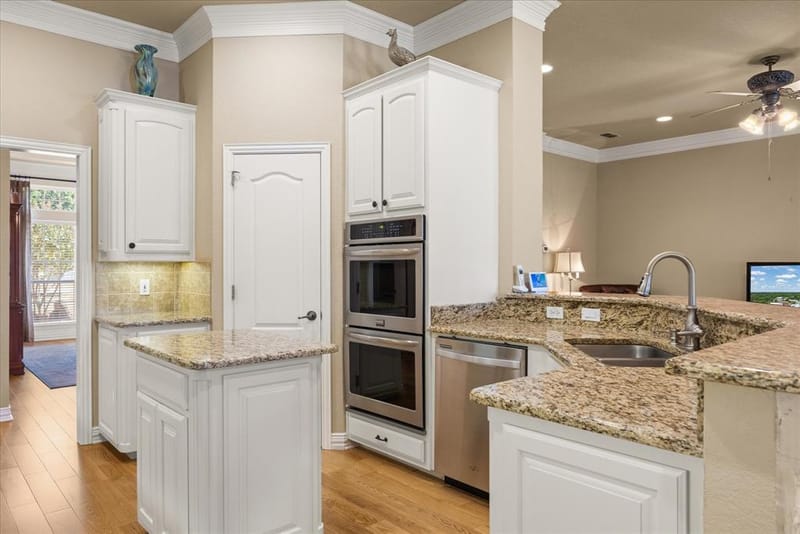2101 W Emerald Bend Court, Granbury TX 76049 - Photo 17