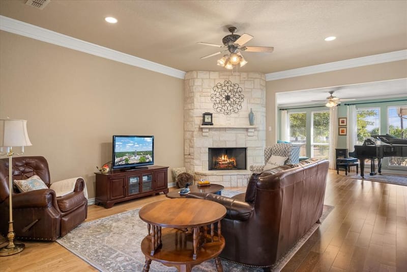 2101 W Emerald Bend Court, Granbury TX 76049 - Photo 3