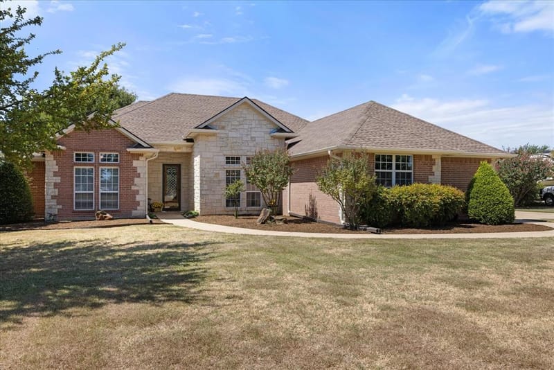 2101 W Emerald Bend Court, Granbury TX 76049