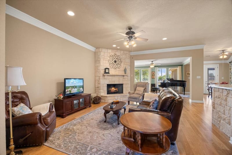 2101 W Emerald Bend Court, Granbury TX 76049 - Photo 5