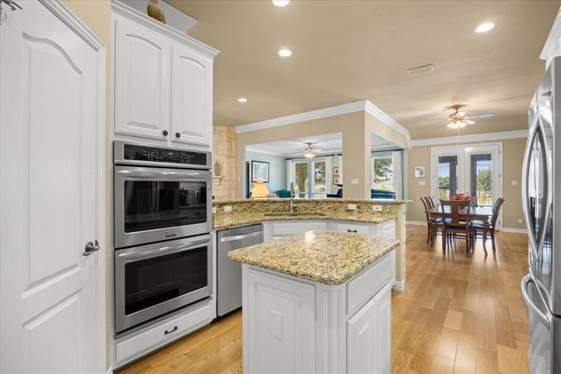 2101 W Emerald Bend Court, Granbury TX 76049 - Photo 14