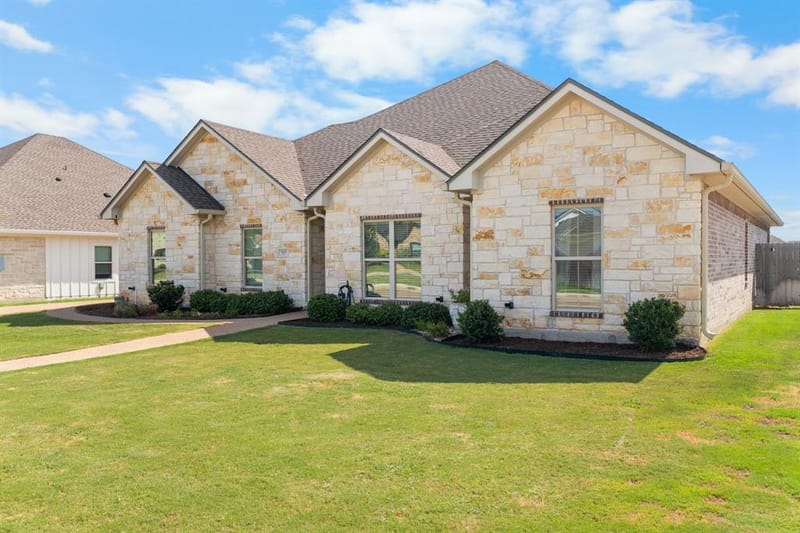 717 Wintergreen Drive, Hewitt TX 76643 - Photo 6
