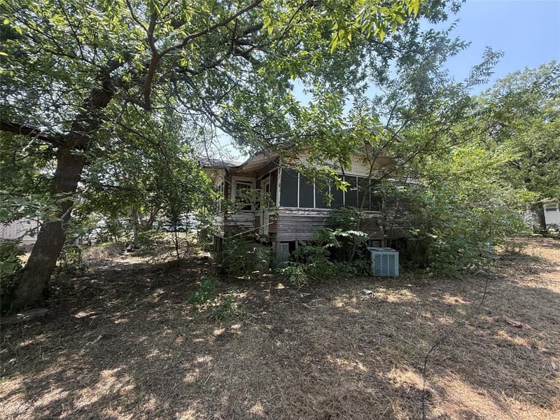 204 W Maple Street, Whitewright TX 75491 - Photo 2