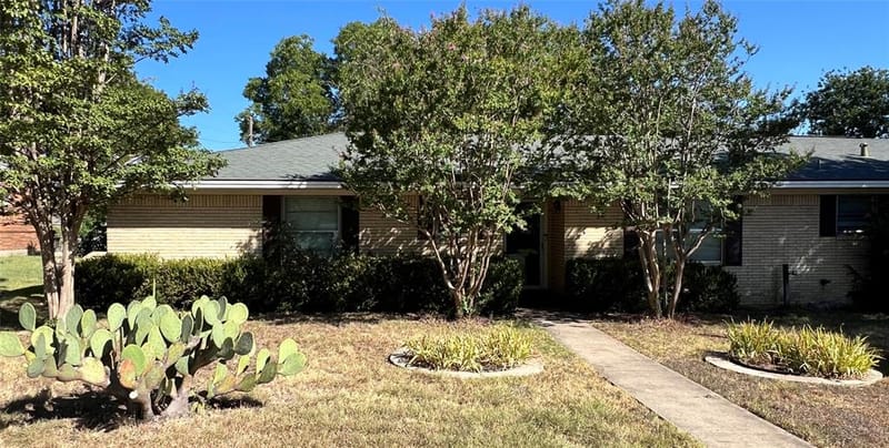 1206 Crestwood Drive, Cleburne TX 76033 - Photo 3