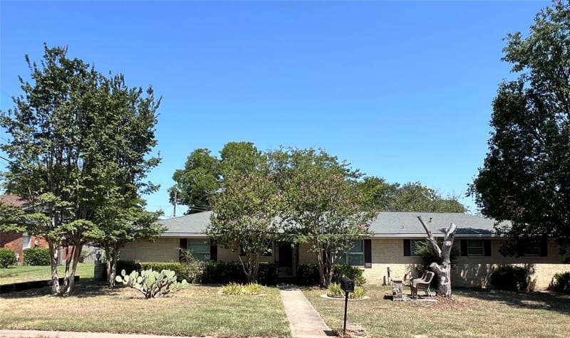 1206 Crestwood Drive, Cleburne TX 76033