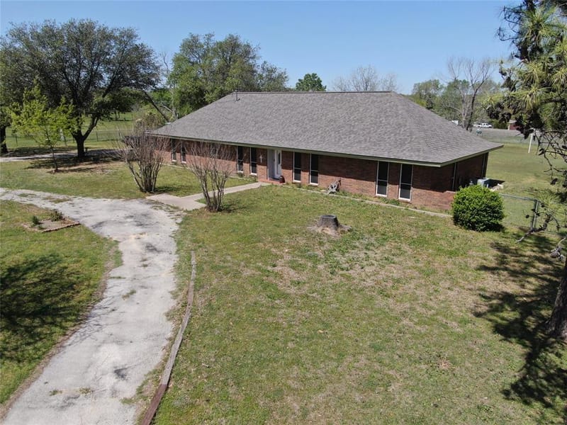 517 E Locust Street, Nocona TX 76255 - Photo 6