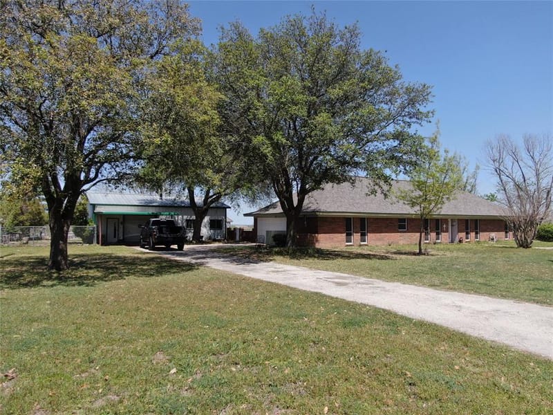 517 E Locust Street, Nocona TX 76255