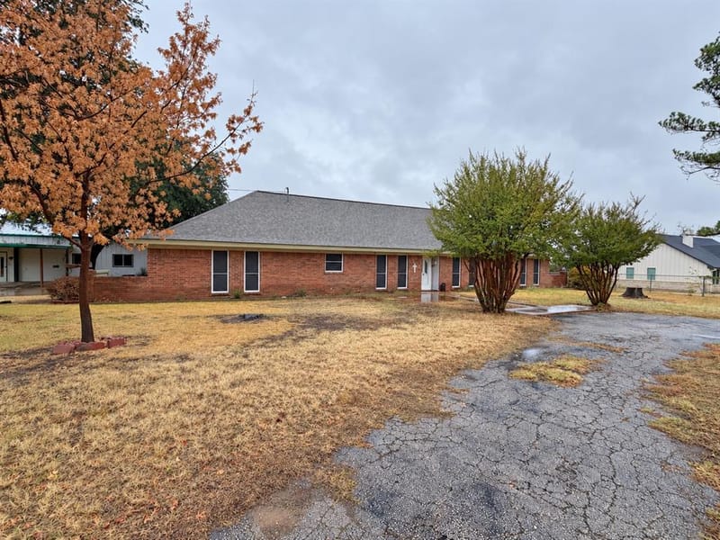 517 E Locust Street, Nocona TX 76255 - Photo 5