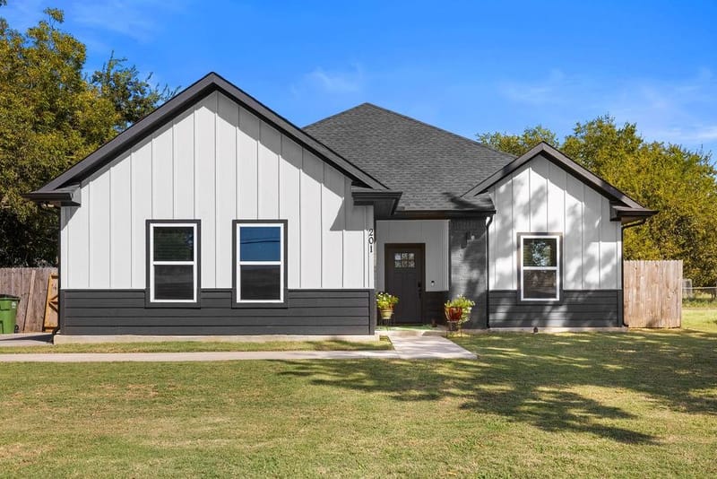 201 W South Street, Whitesboro TX 76273 - Photo 2