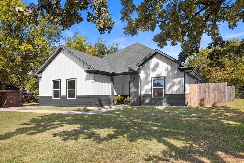 201 W South Street, Whitesboro TX 76273