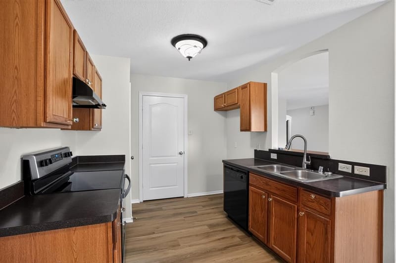 419 Murphy Road, Burleson TX 76028 - Photo 4
