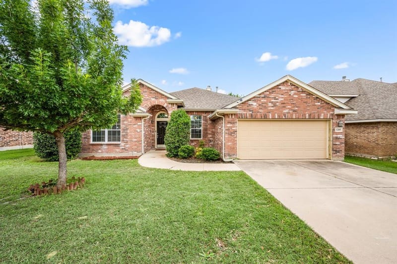 1205 Hickory Bend Lane, Fort Worth TX 76108