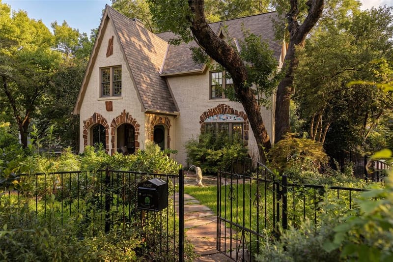 1022 N Montclair Avenue, Dallas TX 75208