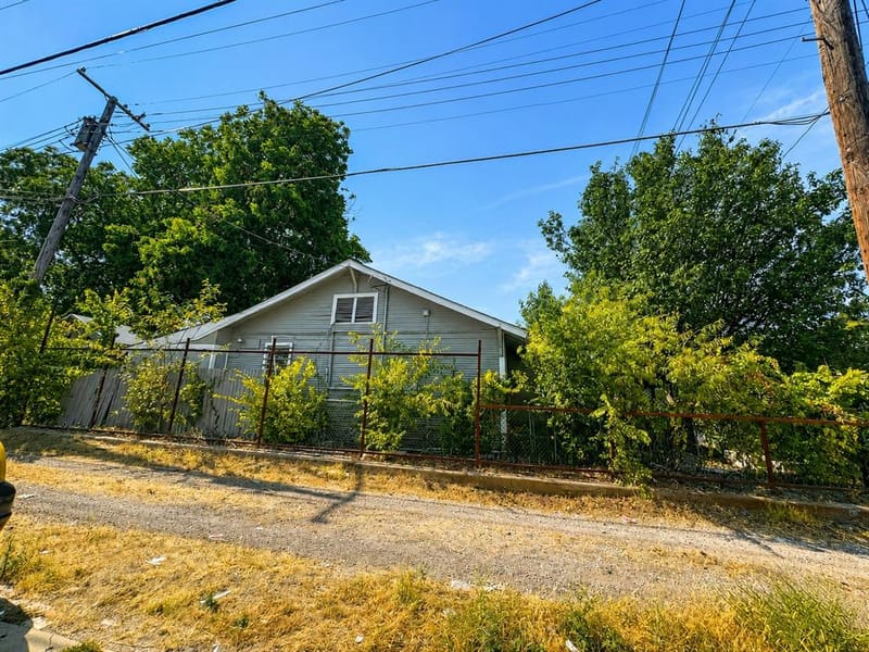 110 N Marlborough Avenue, Dallas TX 75208 - Photo 2