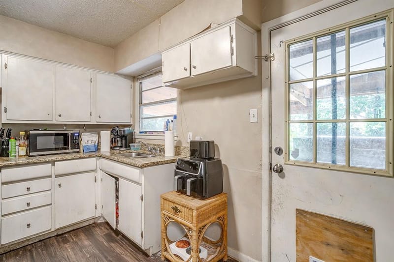 702 Lombardy Lane, Arlington TX 76013 - Photo 11