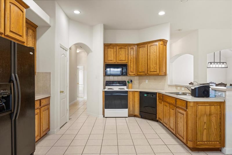 621 Creekview Drive, Burleson TX 76028 - Photo 12