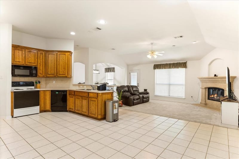 621 Creekview Drive, Burleson TX 76028 - Photo 11
