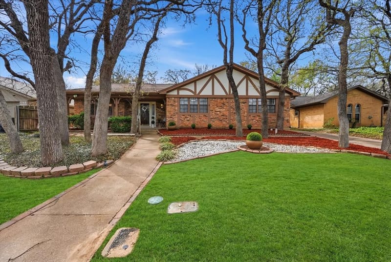 5808 Ridge Drive, Arlington TX 76016 - Photo 2