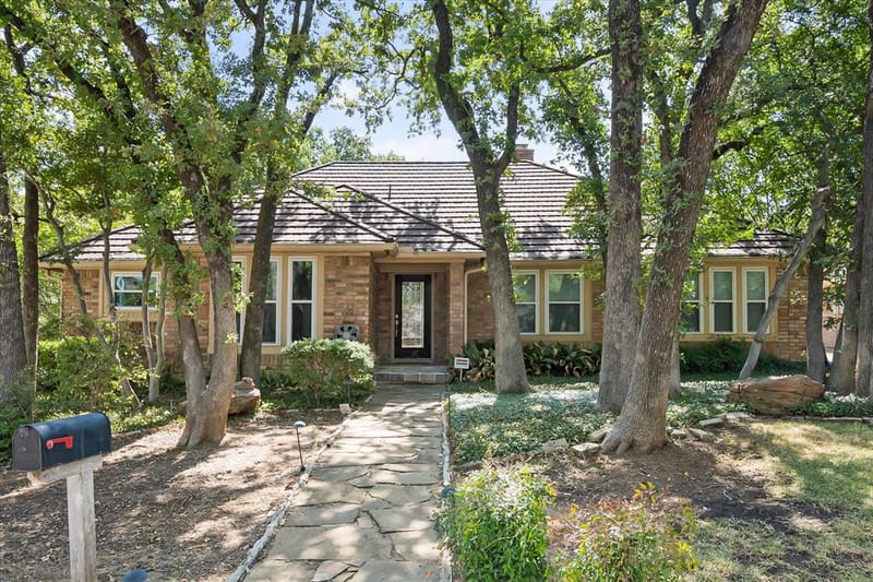 1919 Creek Wood Drive, Arlington TX 76006