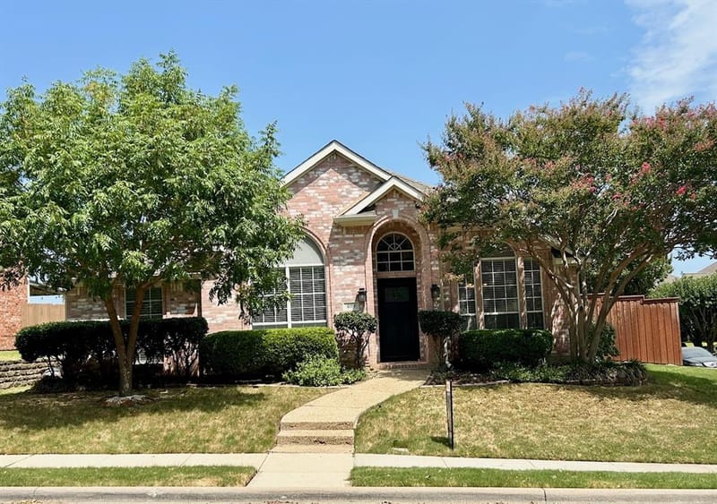 409 Crestview Point Drive, Lewisville TX 75067
