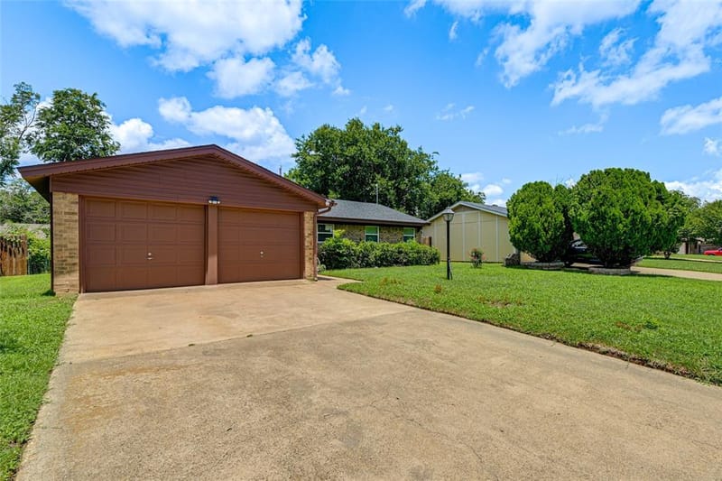 2009 Meadow Glen, Irving TX 75060