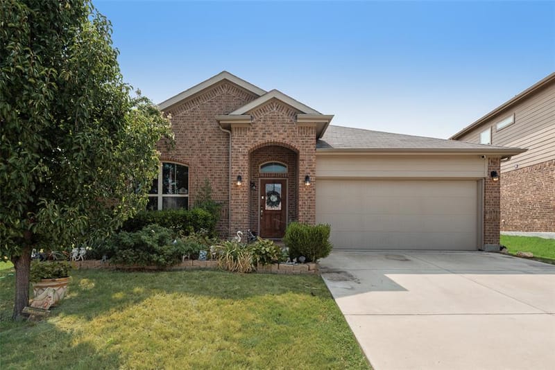 1733 Falling Star Drive, Fort Worth TX 76052 - Photo 2