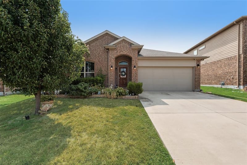 1733 Falling Star Drive, Fort Worth TX 76052 - Photo 3