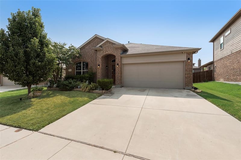 1733 Falling Star Drive, Fort Worth TX 76052 - Photo 4