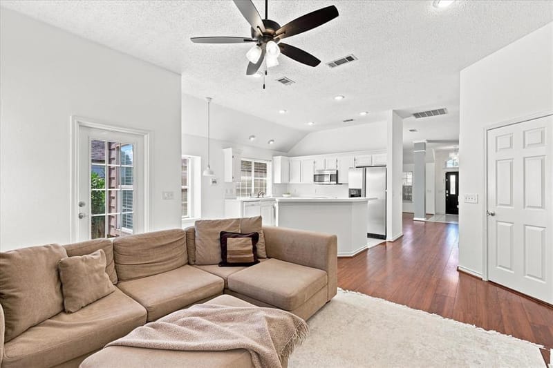 204 Meredith Court, Irving TX 75063 - Photo 11