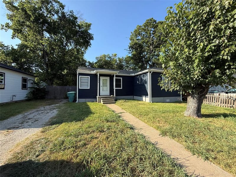 1033 S Hub Street, Sherman TX 75090 - Photo 2