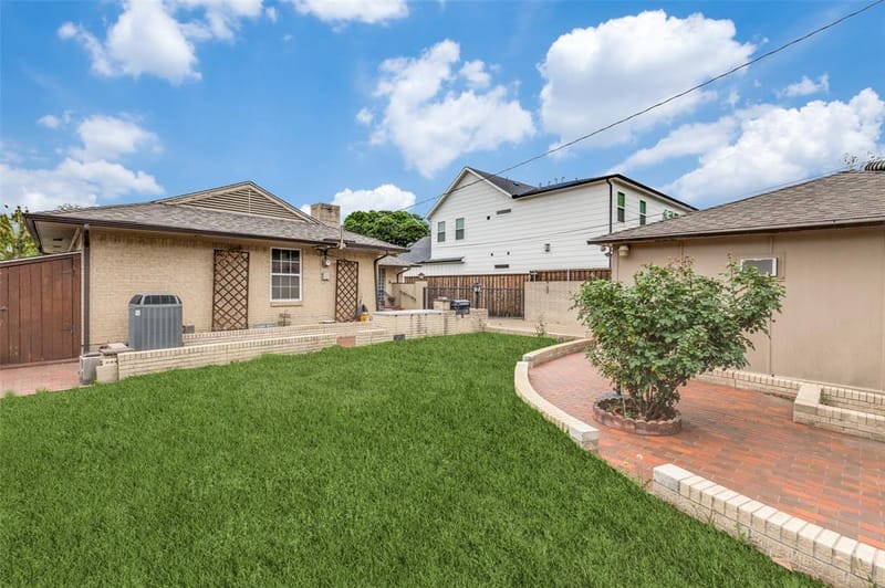 9210 Larchwood Drive, Dallas TX 75238 - Photo 16