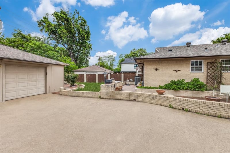 9210 Larchwood Drive, Dallas TX 75238 - Photo 15
