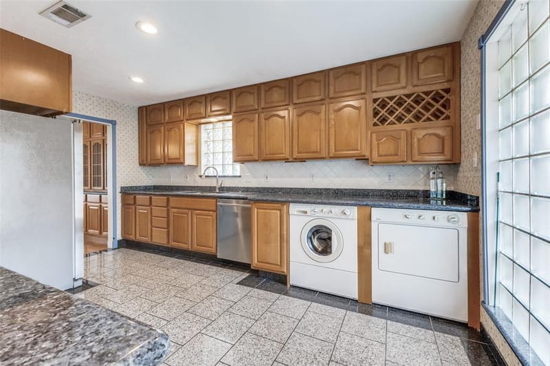 9210 Larchwood Drive, Dallas TX 75238 - Photo 8