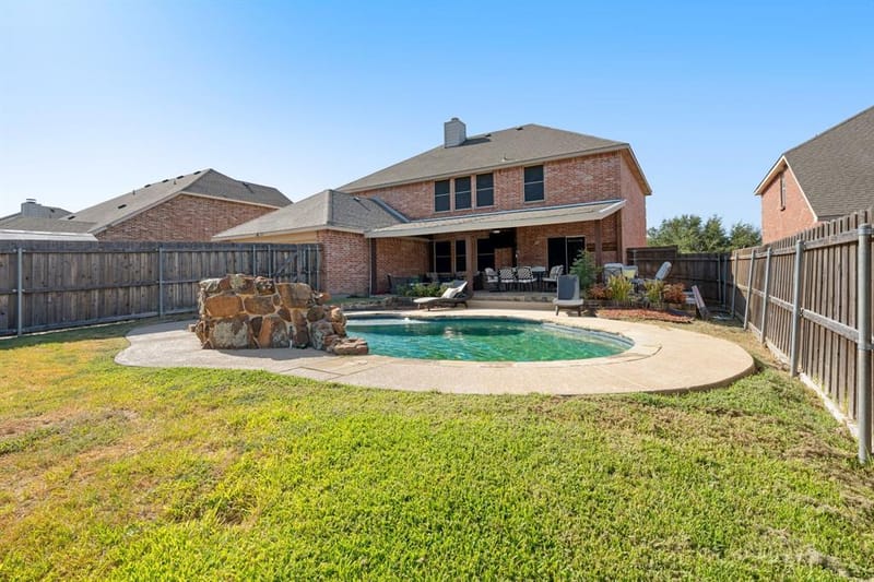 204 Rosewood Court, Red Oak TX 75154 - Photo 2