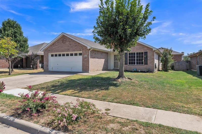 808 Flamingo Drive, Saginaw TX 76131 - Photo 3