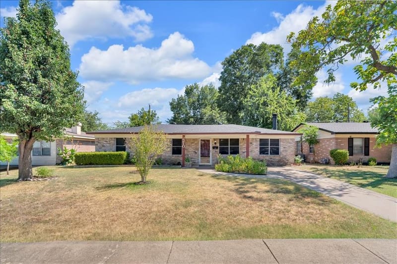 2210 Starlite Lane, Irving TX 75061