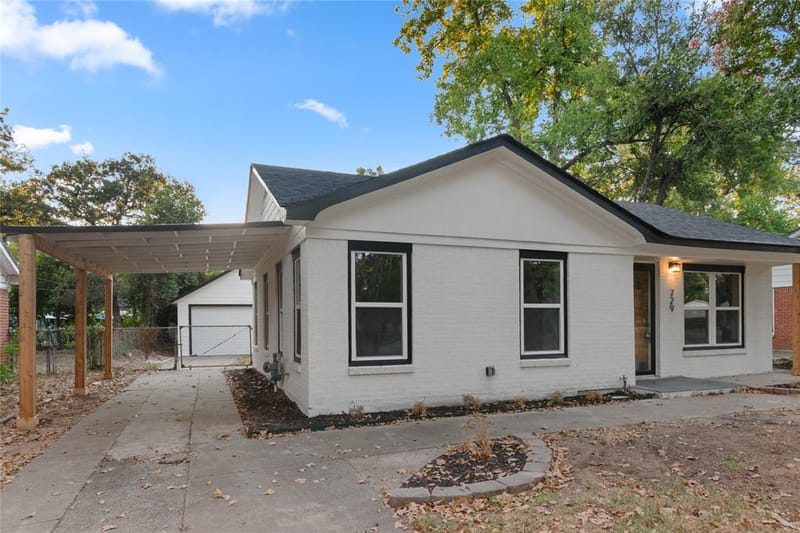 729 Thersa Drive, River Oaks TX 76114 - Photo 2