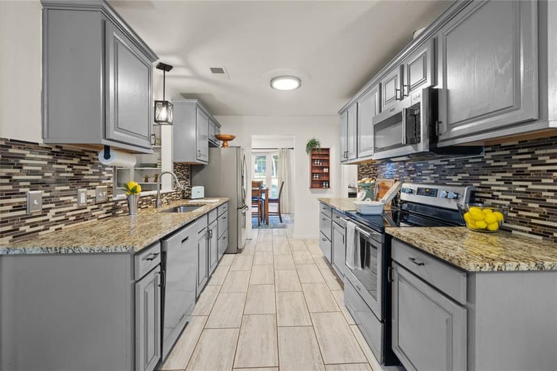 5710 Valley Ridge Court, Arlington TX 76017 - Photo 2