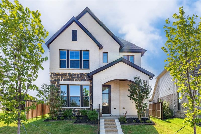 905 Carnation Drive, Crowley TX 76036
