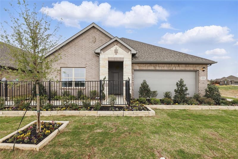 404 SUNDAY SILENCE Way, Granbury TX 76049
