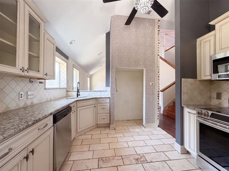 6315 Meadow Glen Drive, Arlington TX 76018 - Photo 6
