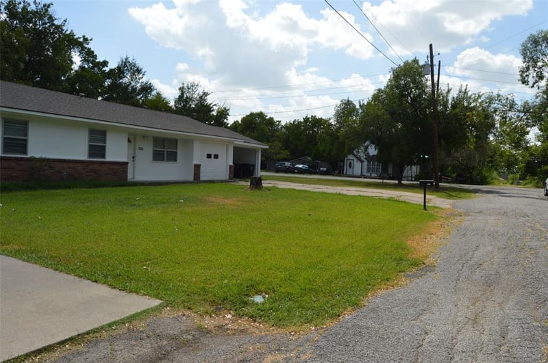 3321 Eastland Avenue, Greenville TX 75402 - Photo 3