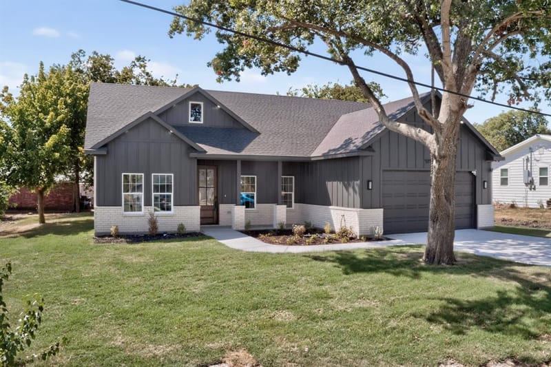 707 W Turner Street, Wolfe City TX 75496 - Photo 2