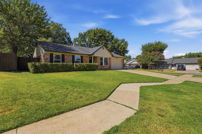 2606 Worth Forest Court, Arlington TX 76016 - Photo 4
