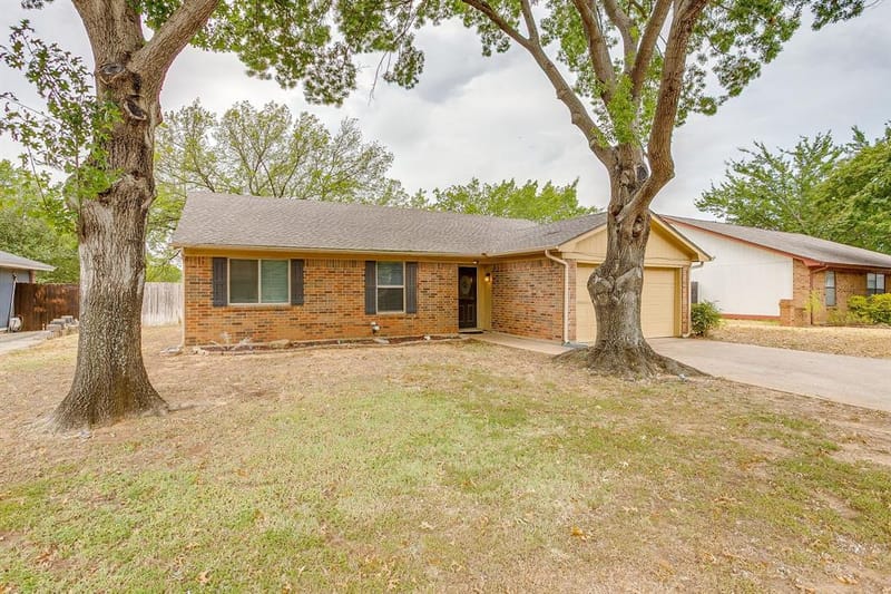 2610 N Casa Blanca Court, Arlington TX 76015 - Photo 2