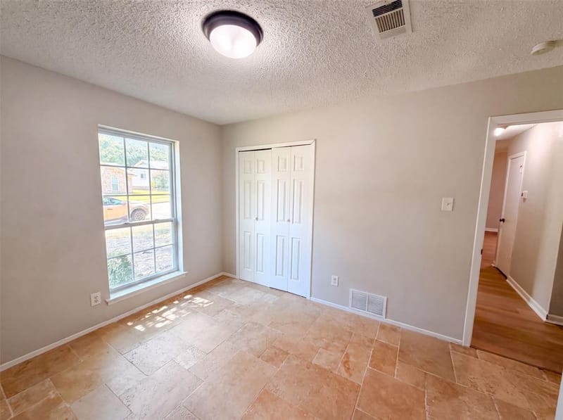 922 Meadowdale Circle, Garland TX 75043 - Photo 9